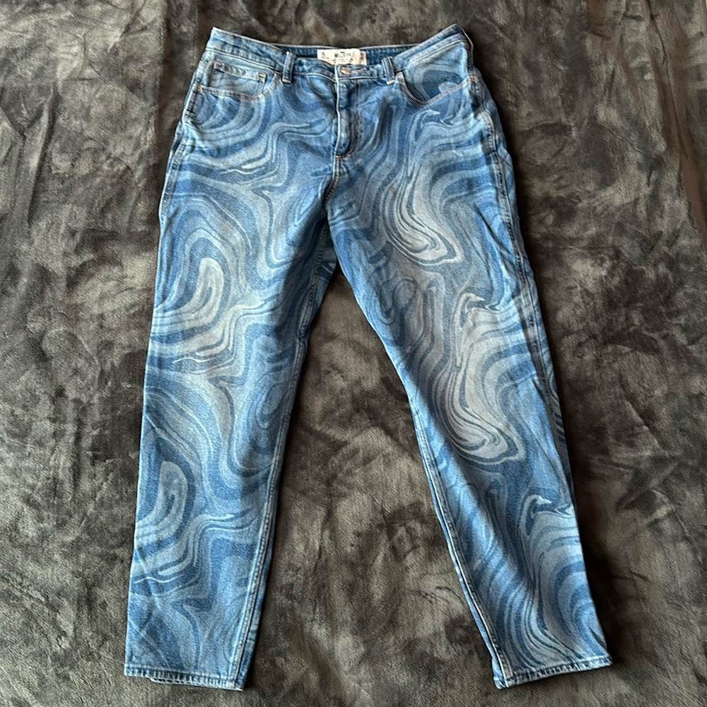 Size 13-Long Hollister Curvy High-Rise Swirl Patterned Mom Jeans